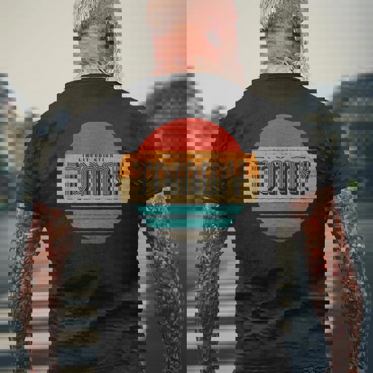 Tommy 名称 レトロ・ヴィンテージ・サンセット 限定版 メンズTシャツ バックプリント 高齢者への贈り物