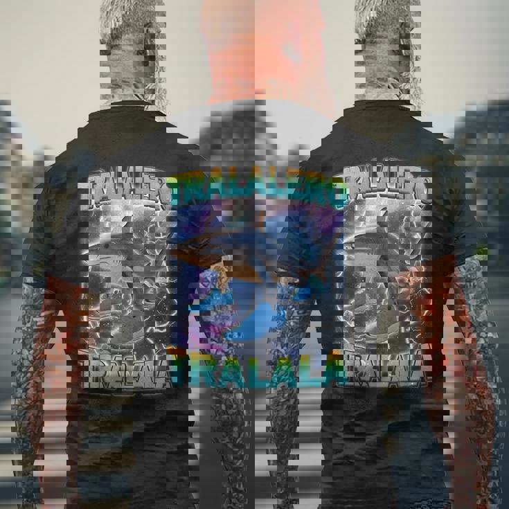 Tralalero Tralala 面白いサメ 靴付き ミーム メンズTシャツ バックプリント 高齢者への贈り物