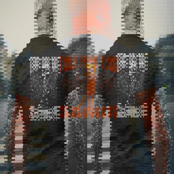 Tung Tung Tungahur 海賊版ブレインロットイタリアンブレインロットミーム メンズTシャツ バックプリント 高齢者への贈り物