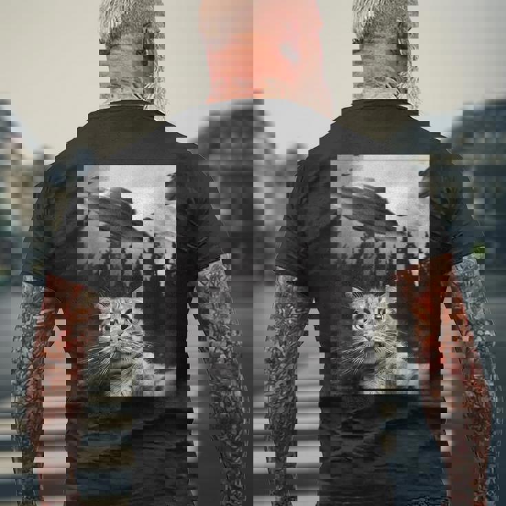 Ufo と面白い猫のセルフィー メンズTシャツ バックプリント 高齢者への贈り物