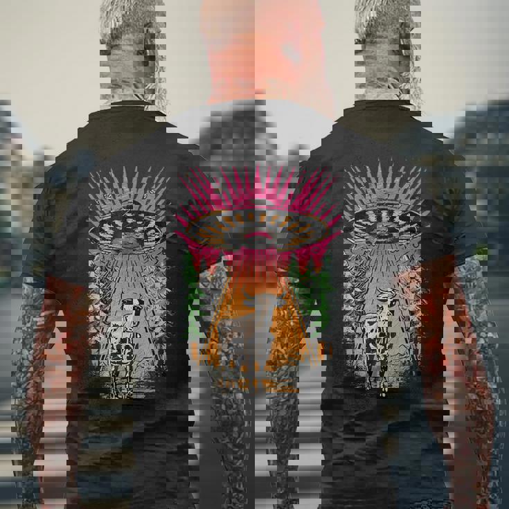 Ufo 牛 誘拐 面白い ヴィンテージ レトロ エイリアン 超常現象 メンズTシャツ バックプリント 高齢者への贈り物