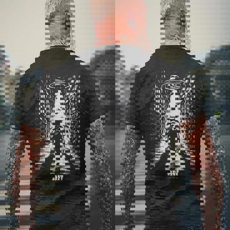 Ufoから逃げるアライグマ、Sfユーモア、エイリアンに追われる メンズTシャツ バックプリント 高齢者への贈り物