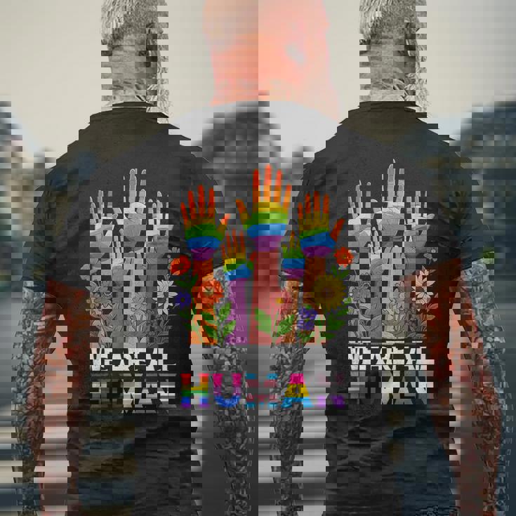 We Are All Human レインボー Lgbt Lgbtq トランスジェンダー ハンドフラワー メンズTシャツ バックプリント 高齢者への贈り物