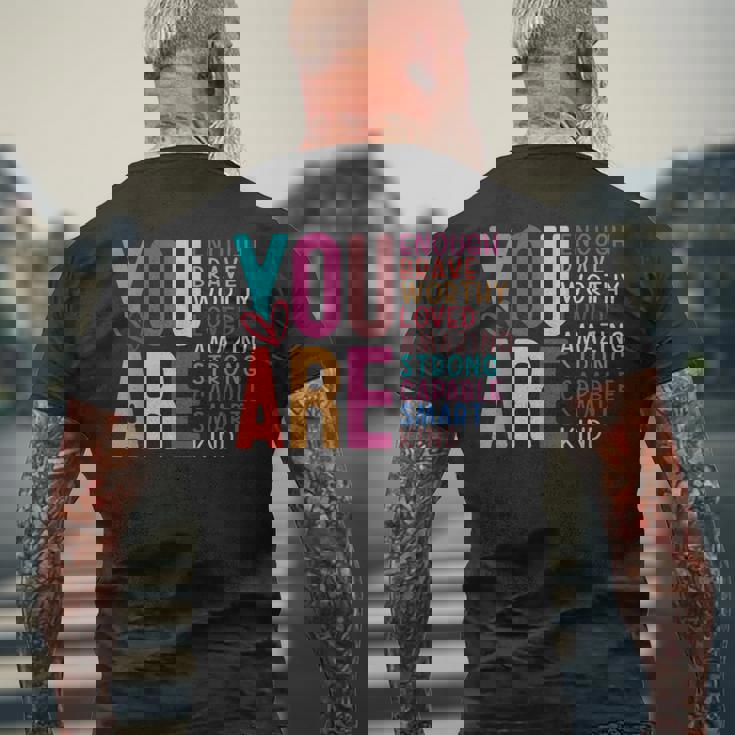 You Are Enough 感動的な引用と断言 メンズTシャツ バックプリント 高齢者への贈り物