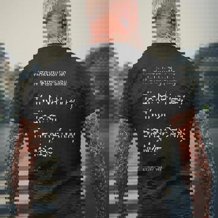 ”私は怠けているのではなく、省エネモードなんです。英訳）ユニークなメッセージ メンズTシャツ バックプリント 高齢者への贈り物