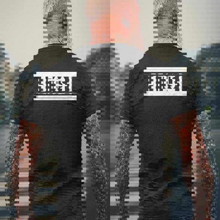 「Hitoshi」ヘボン式「ひとし」「ヒトシ」下の名前 ローマ字 名入れ 名乗り ラテン文字 綴り メンズTシャツ バックプリント 高齢者への贈り物