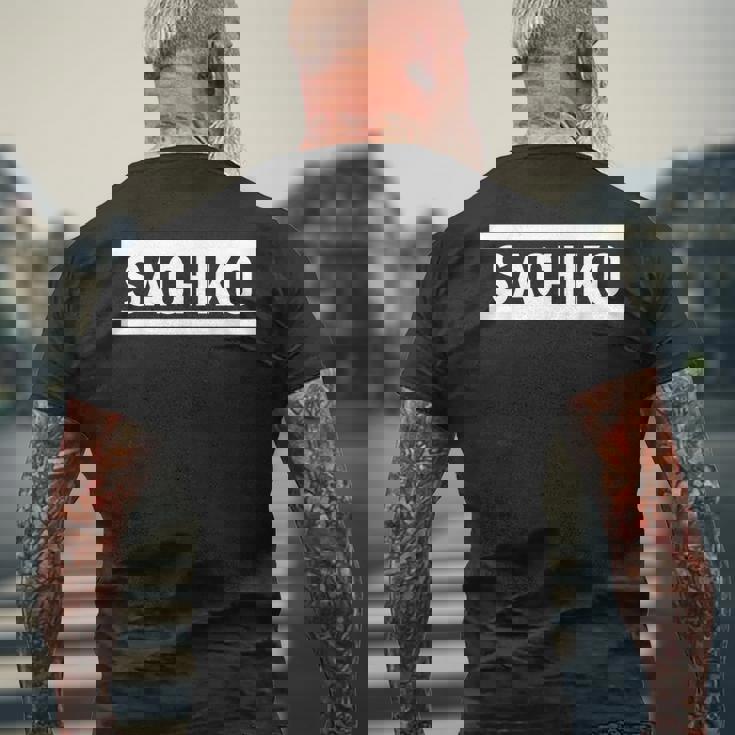 「Sachiko」ヘボン式「さちこ」「サチコ」下の名前 ローマ字 名入れ 名乗り ラテン文字 綴り メンズTシャツ バックプリント 高齢者への贈り物