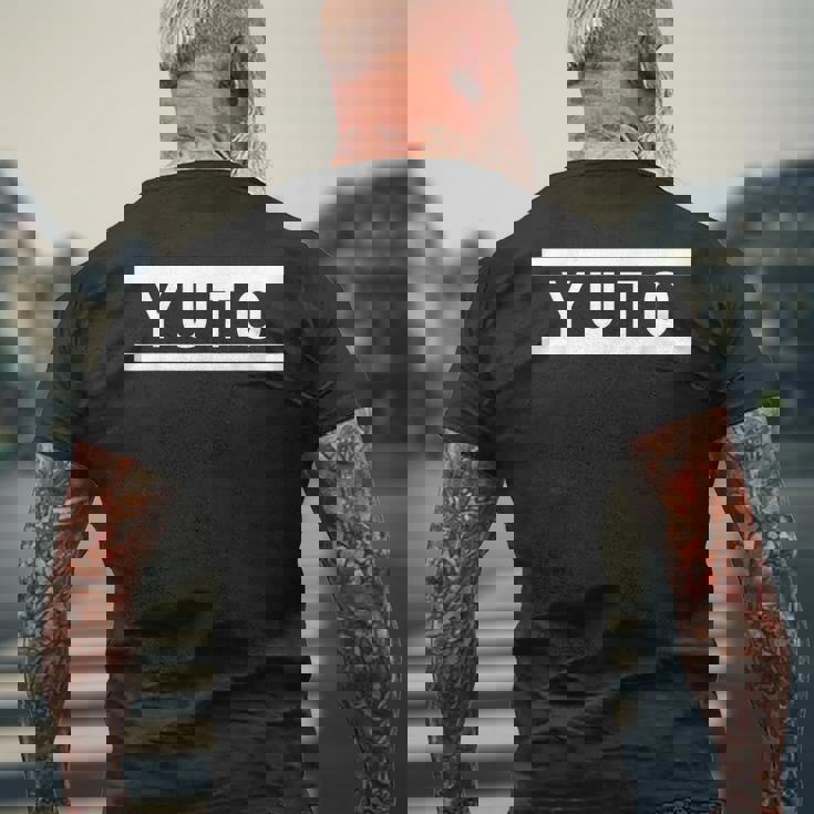 「Yuto」ヘボン式「ゆうと」「ユート」下の名前 ローマ字 名入れ 名乗り ラテン文字 綴り メンズTシャツ バックプリント 高齢者への贈り物