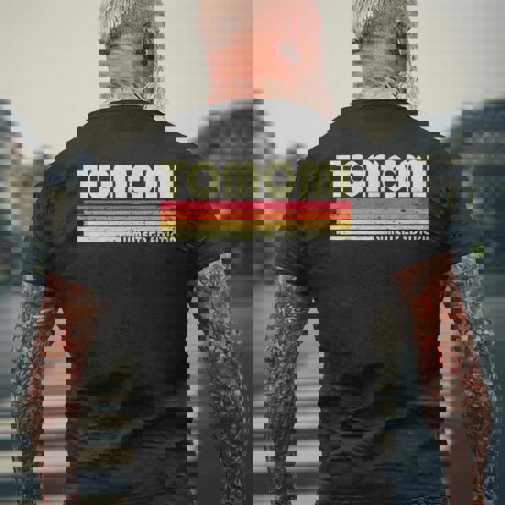 【 朝美 ともみ トモミ 】名前 名字 家族お揃い ギャグ ネタ ウケ狙い 贈り物 ギフト 面白い おもしろ メンズTシャツ バックプリント 高齢者への贈り物