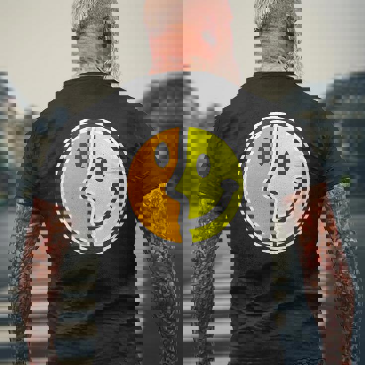 【ピカソ風】スマイル フェイス 笑顔（パロディ）キュビズム【スマイリー】ニコニコ 黄色 ポップ かわいい メンズTシャツ バックプリント 高齢者への贈り物