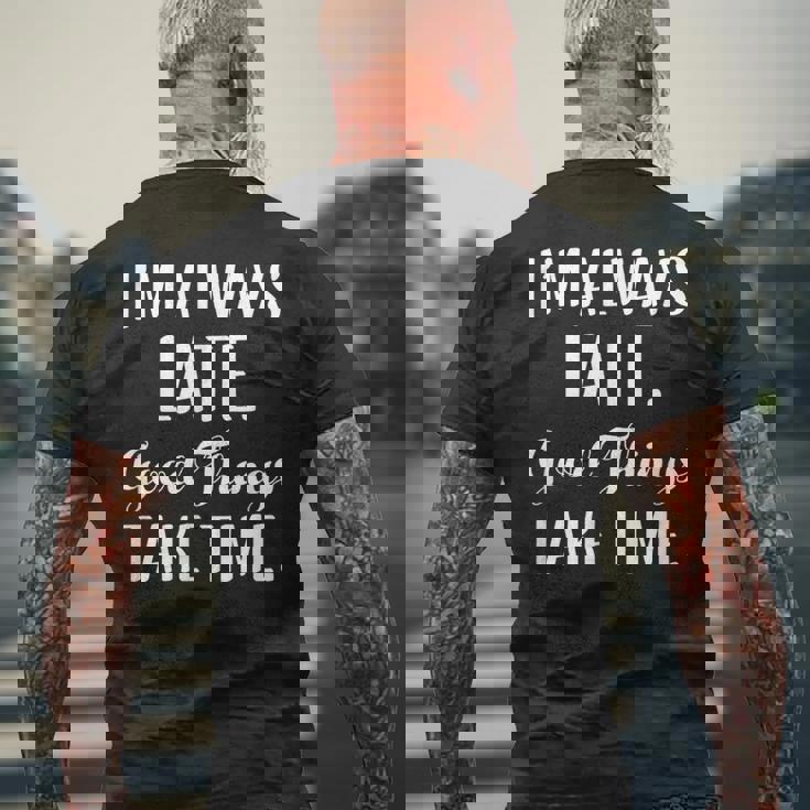 いつも遅刻するよいいことには時間がかかる メンズTシャツ バックプリント 高齢者への贈り物