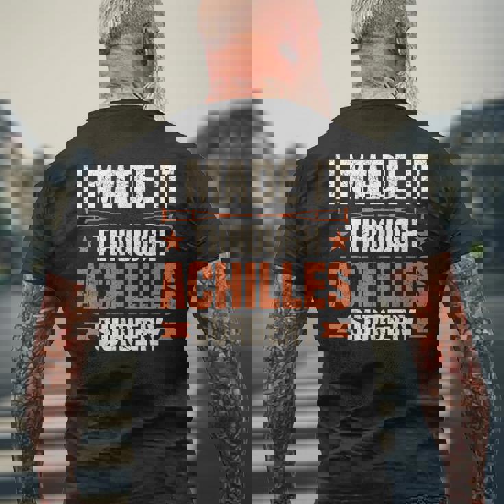 おかしな手術 サバイバー デザイン リカバリー アキレス手術 メンズTシャツ バックプリント 高齢者への贈り物