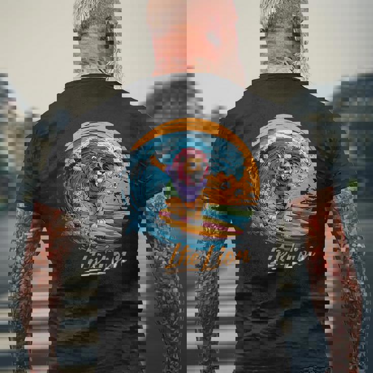 おもしろい ライオン サーフィン ライオン スポーツ サーファー 動物 恋人 夏 メンズTシャツ バックプリント 高齢者への贈り物