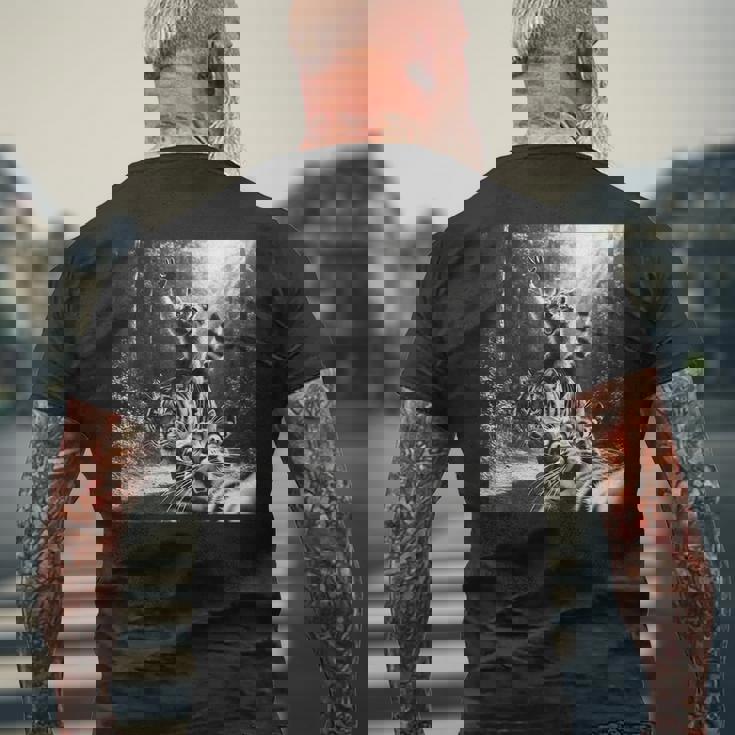 おもしろいアライグマ乗馬トラ驚いた怖い猫の自撮り。 メンズTシャツ バックプリント 高齢者への贈り物