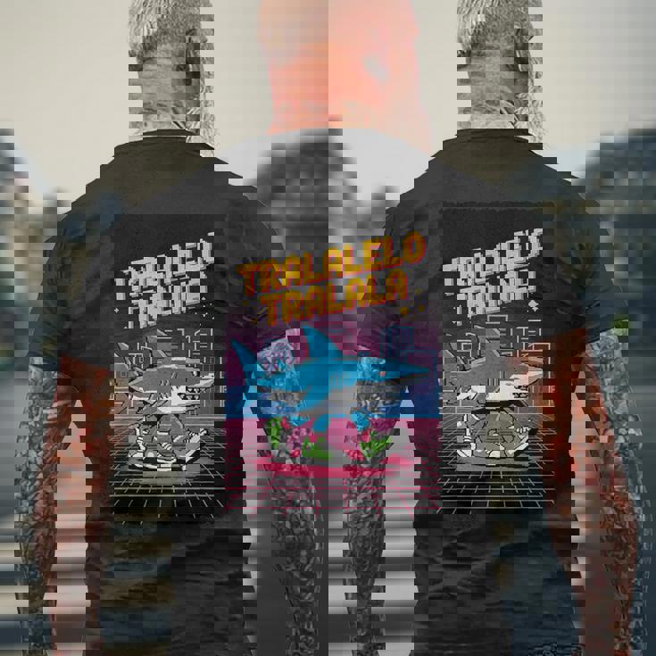 おもしろイタリアンゲーマー ミーム トララレロ トラララ 8ビット シャーク キッズ メンズTシャツ バックプリント 高齢者への贈り物