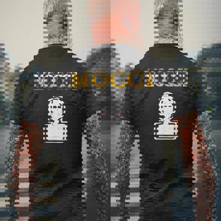 おもち Mocci 餅『おやつ ポップ』ブランド ロゴ パロディ お菓子 おやつ 面白い かわいい メンズTシャツ バックプリント 高齢者への贈り物