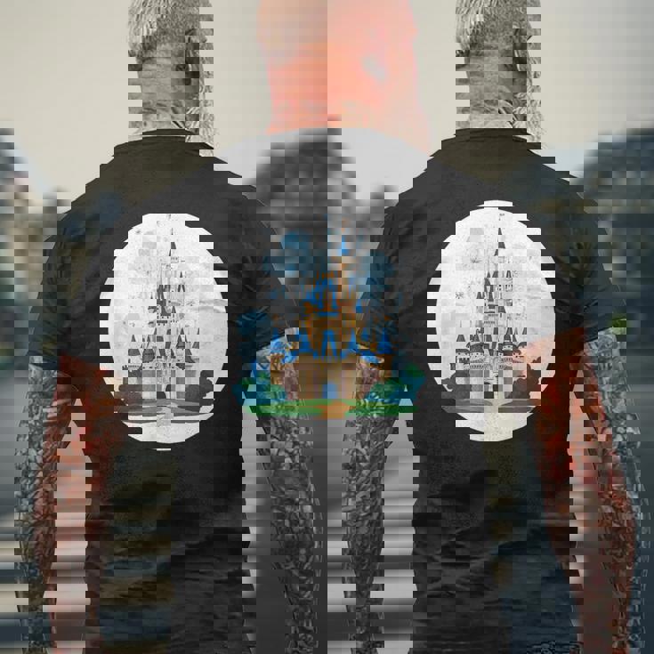 お城ファンのための花火のある素晴らしい魔法の王国 メンズTシャツ バックプリント 高齢者への贈り物