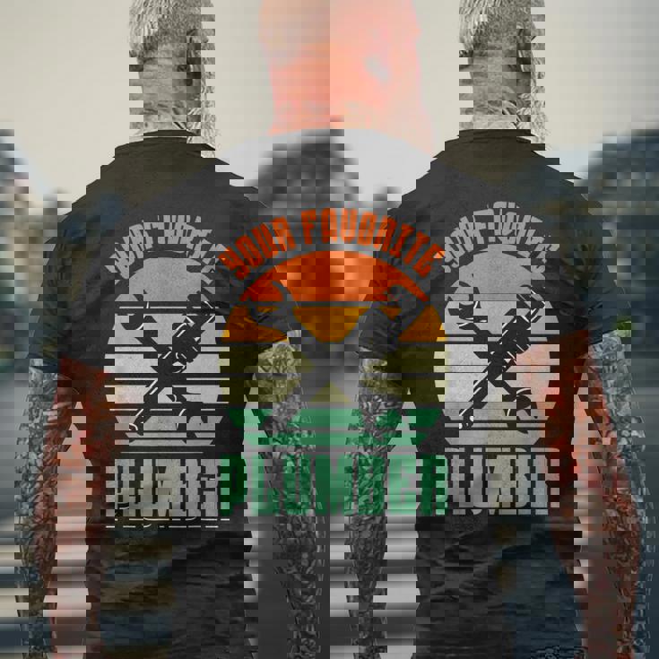 お気に入りの水道屋さん パイプフィッター パイプ 配管工事 配管工 メンズTシャツ バックプリント 高齢者への贈り物