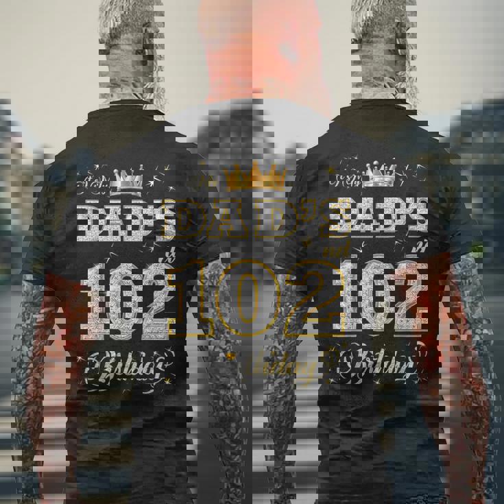 お父さんの102歳の誕生日 102歳 父の誕生日 メンズTシャツ バックプリント 高齢者への贈り物