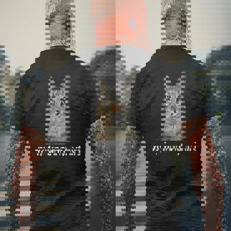 お腹が痛い面白い猫のミーム メンズTシャツ バックプリント 高齢者への贈り物