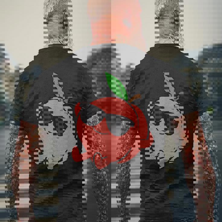 かわいい 桃 フルーツ リラックス のんびりピーチ メンズTシャツ バックプリント 高齢者への贈り物