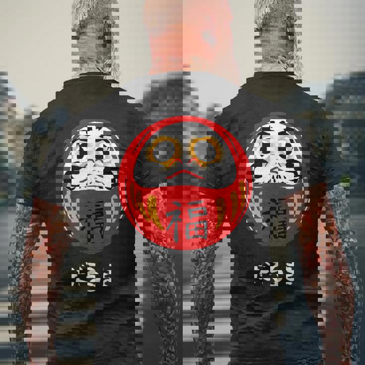 かわいいだるま人形 日本の漢字 かわいいだるま メンズTシャツ バックプリント 高齢者への贈り物