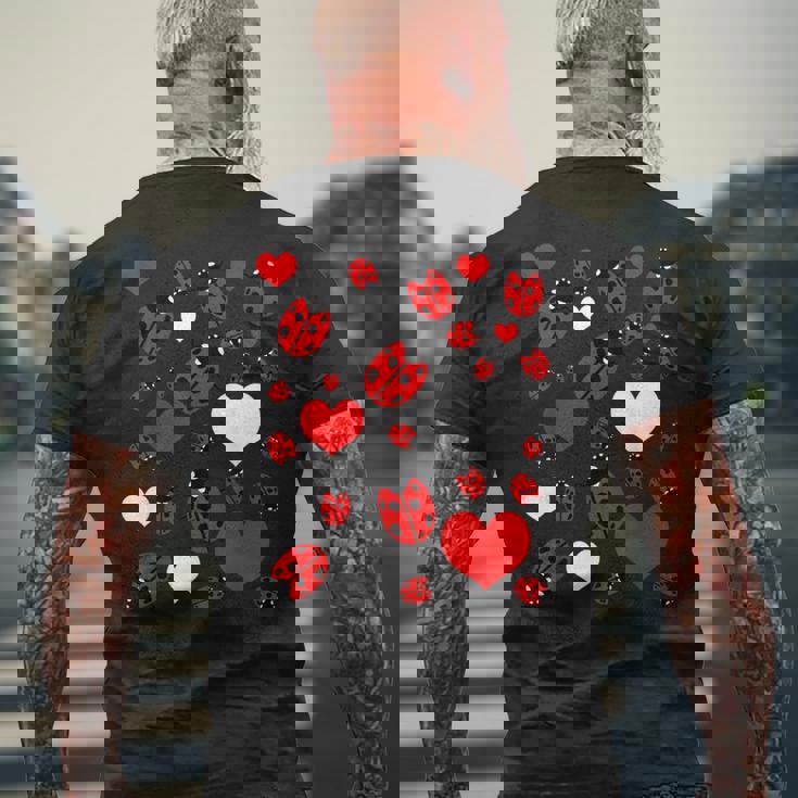 かわいいてんとう虫とハートのてんとう虫柄 メンズTシャツ バックプリント 高齢者への贈り物