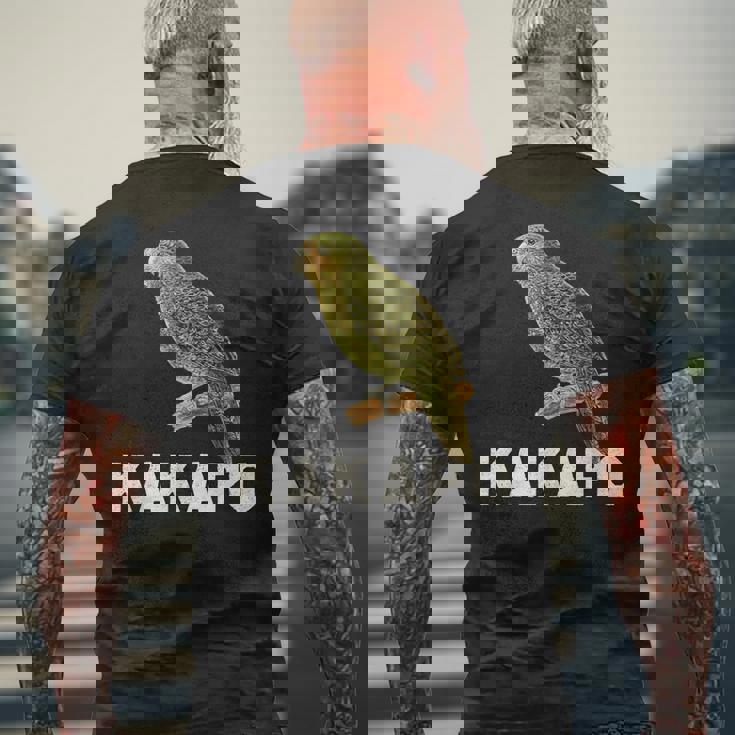 かわいいカカポの鳥が木に座っている メンズTシャツ バックプリント 高齢者への贈り物