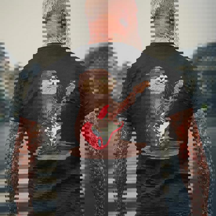 かわいいカワウソがギターを弾くコスチューム。 メンズTシャツ バックプリント 高齢者への贈り物