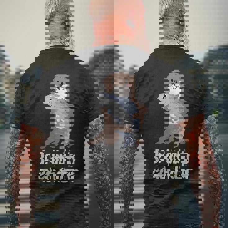 かわいいカワウソと魚と面白い言い方おかしいカワウソ メンズTシャツ バックプリント 高齢者への贈り物