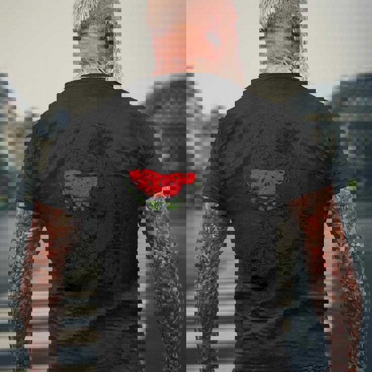 かわいいブルドッグが自転車に乗ってスイカを食べる 誕生日 メンズTシャツ バックプリント 高齢者への贈り物