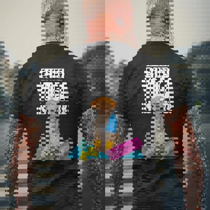 かわいい黄色いラブラドールヨガの先生が犬の子犬のためにヨガを作ります。 メンズTシャツ バックプリント 高齢者への贈り物