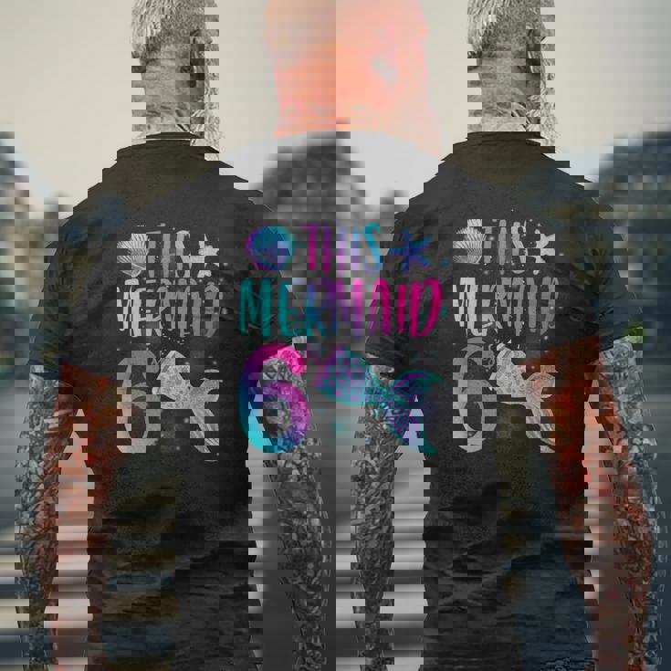 このマーメイドは6歳の6歳の誕生日マーメイドガールパーティーです。 メンズTシャツ バックプリント 高齢者への贈り物