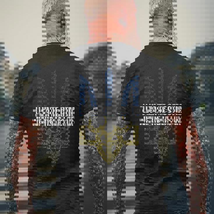 この戦争が終わったら衣装を着てやる メンズTシャツ バックプリント 高齢者への贈り物