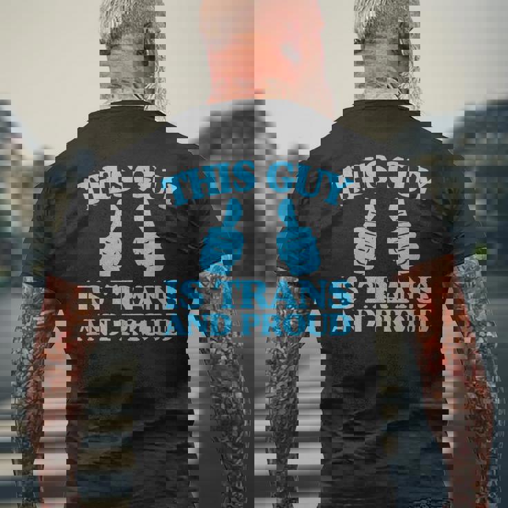 この男はトランスジェンダーで誇り高きトランスジェンダープライド二本指 メンズTシャツ バックプリント 高齢者への贈り物