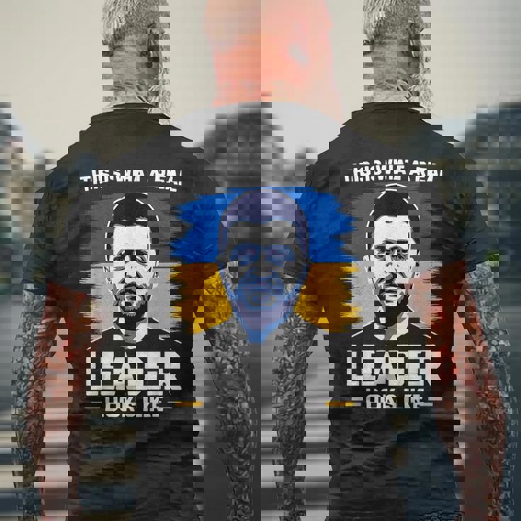 これが本当のリーダーがzelenskyをサポートしているように見えるものです。 メンズTシャツ バックプリント 高齢者への贈り物
