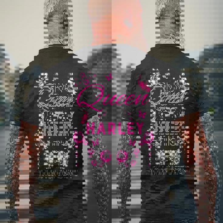 これはハーレーダビッドソンの女王の名前入り誕生日です。 メンズTシャツ バックプリント 高齢者への贈り物