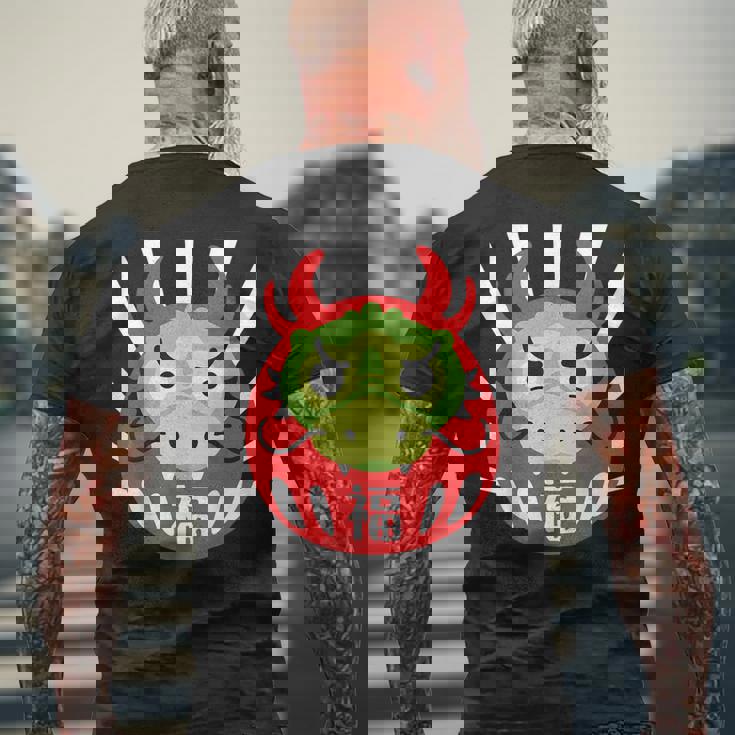 だるま、Daruma Year Of The Dragon、辰年、だるま メンズTシャツ バックプリント 高齢者への贈り物