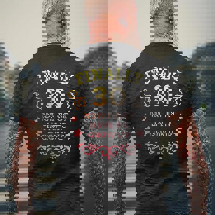 ついに30歳になった今は大人になるしかない ヴィンテージ 30歳の誕生日 メンズTシャツ バックプリント 高齢者への贈り物
