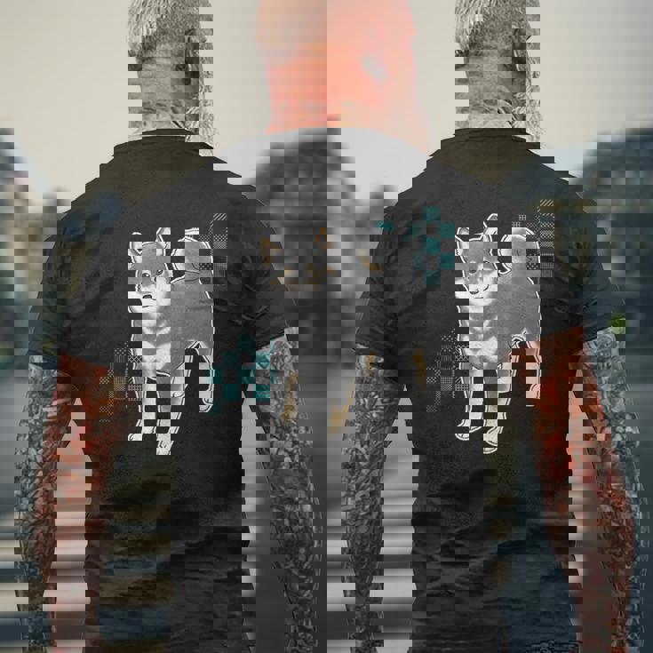 つぶらな瞳で見つめる黒柴 メンズTシャツ バックプリント 高齢者への贈り物