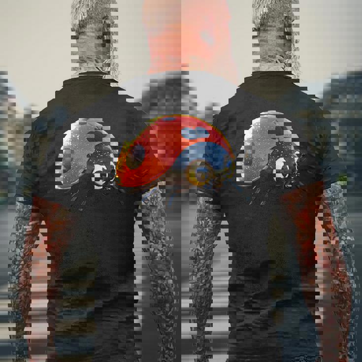 てんとう虫 てんとう虫 愛 昆虫 甲虫 甘い てんとう虫 メンズTシャツ バックプリント 高齢者への贈り物