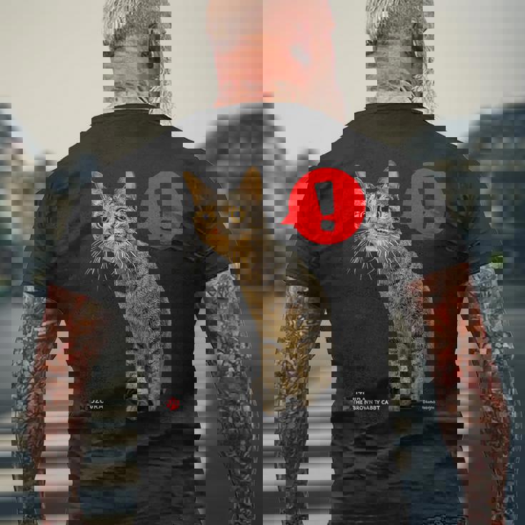 なにかをみつけたねこ、うずら 猫 かわいい キジトラ猫 Cat メンズTシャツ バックプリント 高齢者への贈り物