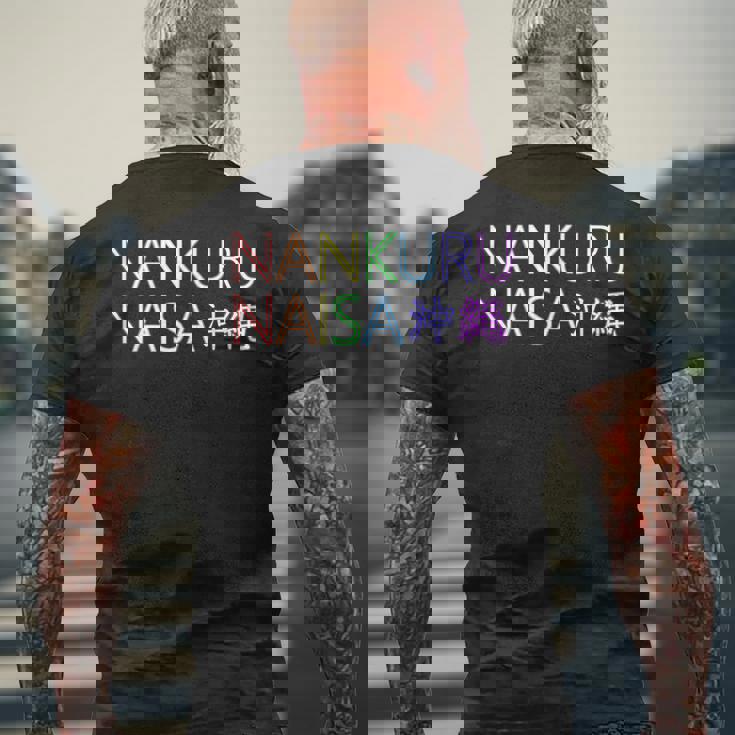 なんくるないさー。虹色レインボー。うちなんちゅ精神。沖縄のお土産 メンズTシャツ バックプリント 高齢者への贈り物