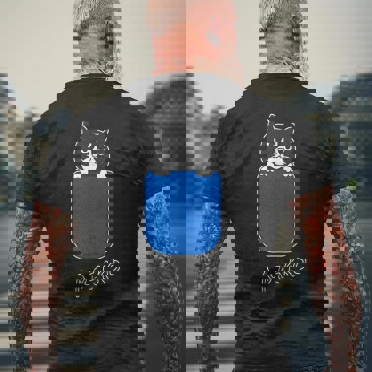 ねこさん『いん ざ ぽけっと』くびかしげ・ハチワレ 猫【どうぶつフレンズ】フキゲンネコ ゆるくて かわいい イラスト メンズTシャツ バックプリント 高齢者への贈り物