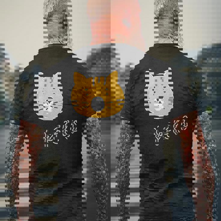 ねこさん『ふぇいす』茶トラ 猫 Neko【どうぶつフレンズ】フキゲンネコ 動物 ゆるかわいい キャラクター イラスト メンズTシャツ バックプリント 高齢者への贈り物