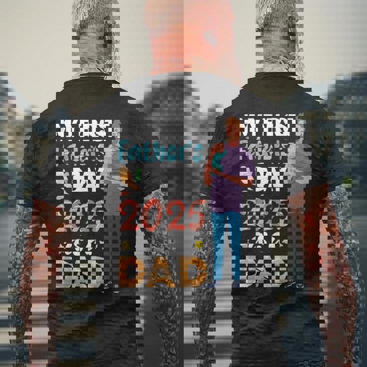 はじめての父の日2025年 赤ちゃんの誇り高きパパを持つお父さんとして メンズTシャツ バックプリント 高齢者への贈り物