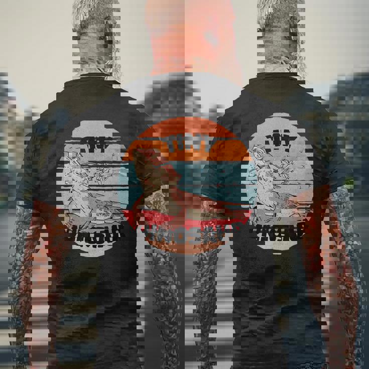 ひげを生やしたドラゴン爬虫類の小さな恐竜のかわいいスケールタンポポ メンズTシャツ バックプリント 高齢者への贈り物