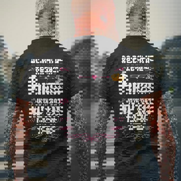 むかしむかし、あるところにお姫様がいました。1983年5月 誕生日 メンズTシャツ バックプリント 高齢者への贈り物