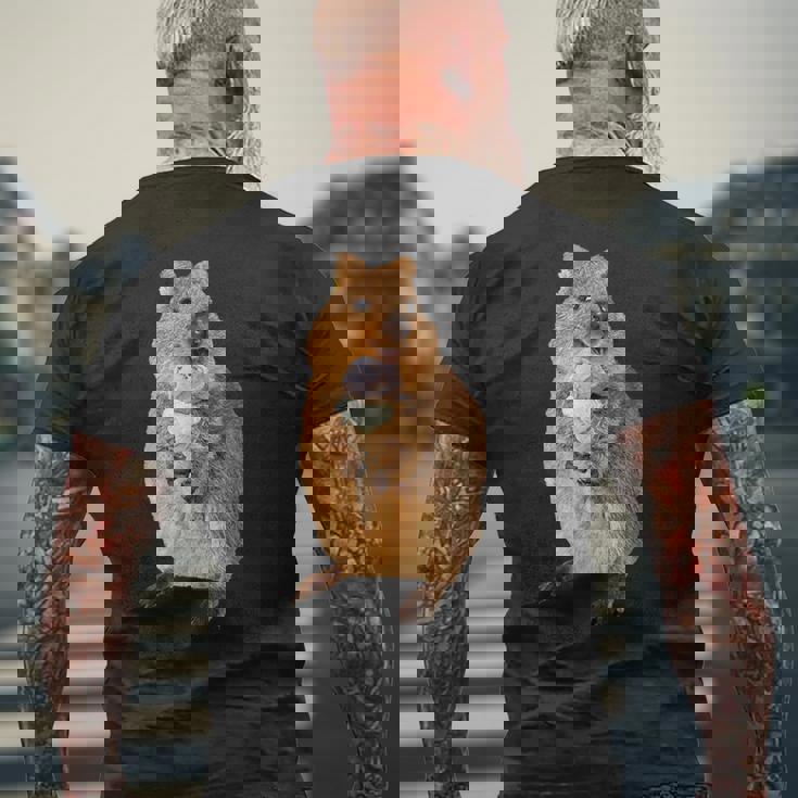 アイスクリームコーンを食べるカワイイクオッカ。 メンズTシャツ バックプリント 高齢者への贈り物