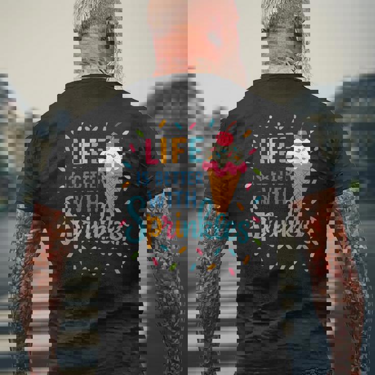 アイスクリーム好きのアイスクリームスクワッド おそろいの家族旅行 メンズTシャツ バックプリント 高齢者への贈り物